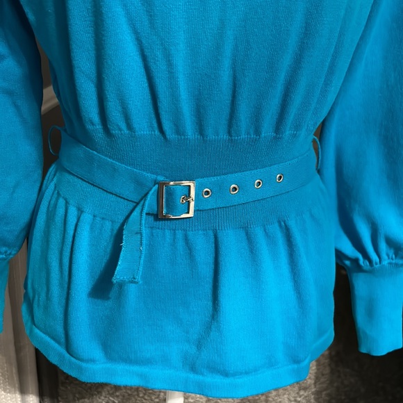 Beautiful top with belt in  turquoise color - Picture 3 of 6